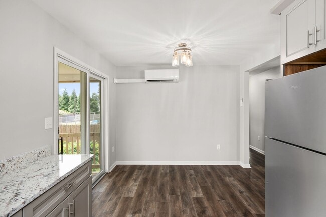 Building Photo - Charming Bi-Level for rent in Milford, $2,...