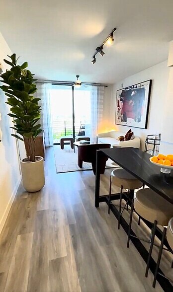 Building Photo - 532 NE 1st Ave