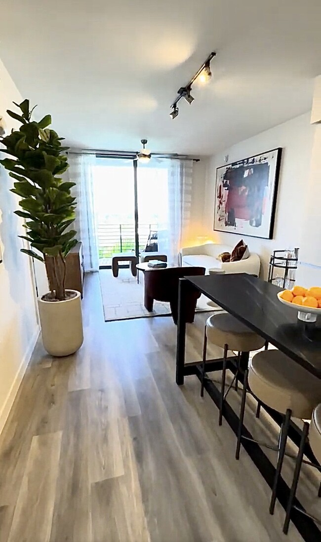 Building Photo - 532 NE 1st Ave