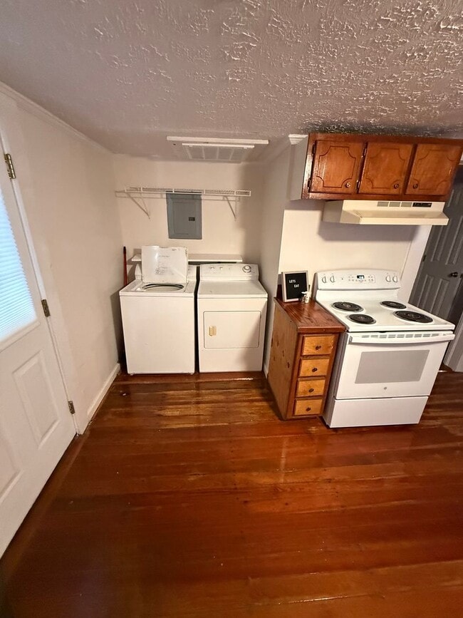 Building Photo - Furnished 2 BR 2 bath