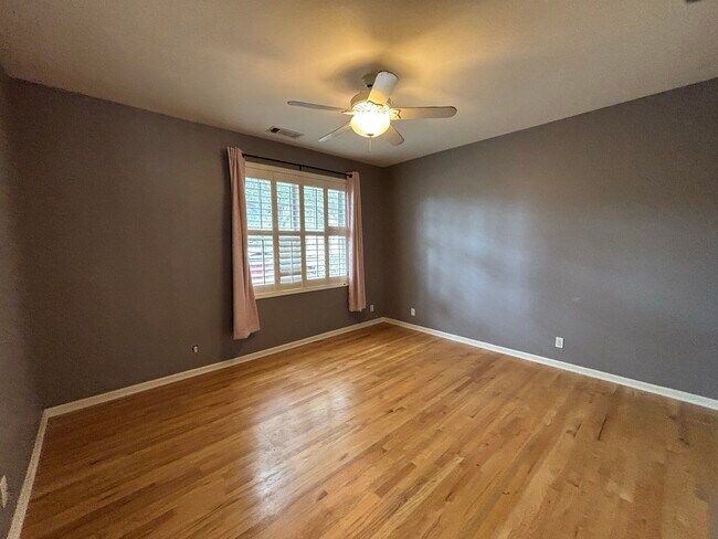 Building Photo - 740 Oak Crest Cir