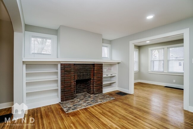 Building Photo - 727 Reinhard Ave