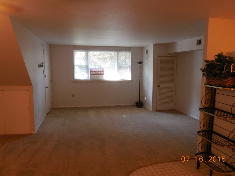 livingroom - 289 Greenough St