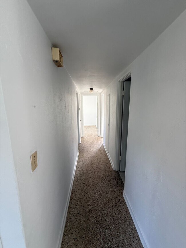Building Photo - 3 bed 2 bath house at Royal Palm with 1200...