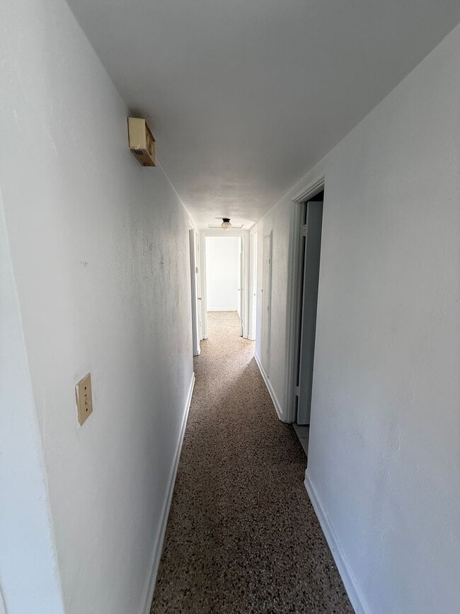 Building Photo - 3 bed 2 bath house with 1200 sf. end of ci...