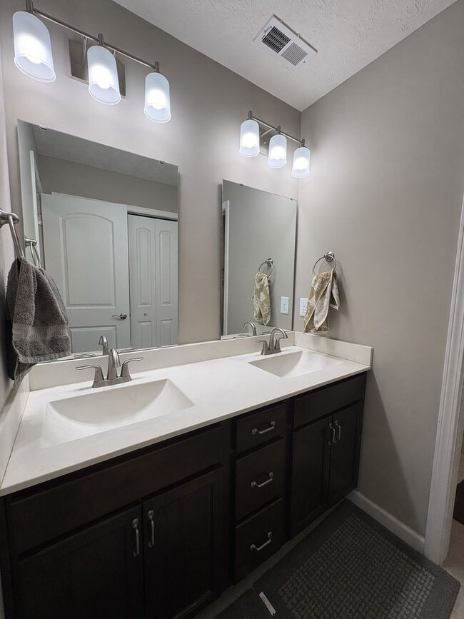 Building Photo - 4 BR WITH OFFICE