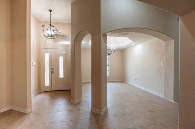 Building Photo - 204 N Espana Dr