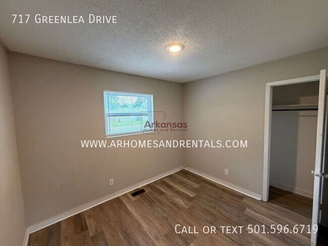 Building Photo - 717 Greenlea Dr