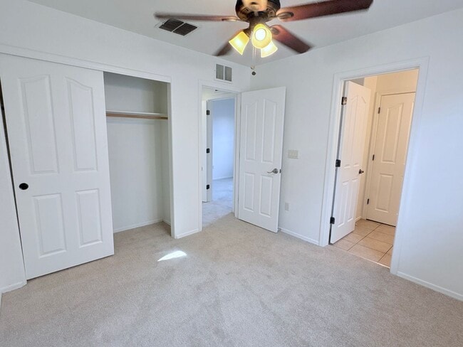 Building Photo - 4 bed/3bath in desirable Paseo Del Rio Community