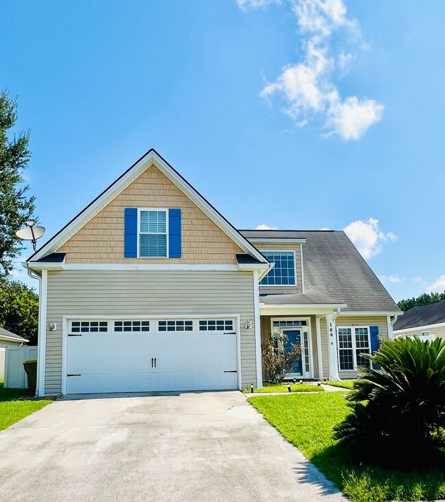 Building Photo - 4 bed 2.5 bath home!