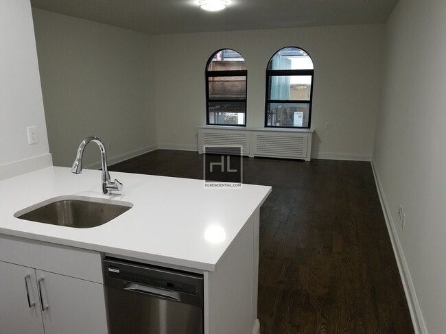 Building Photo - 146 E 46th St