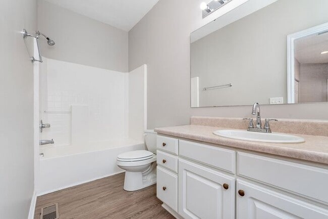 Building Photo - Beautiful town home in the quiet Towne Park community!!