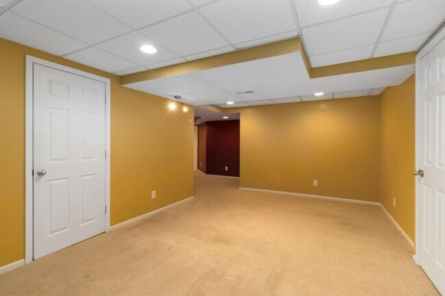 Building Photo - 5825 Crescent Ridge Dr