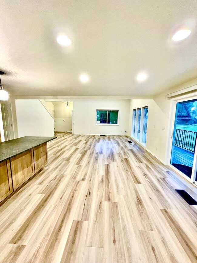 Building Photo - Stunning Riverfront Home in Sun Country