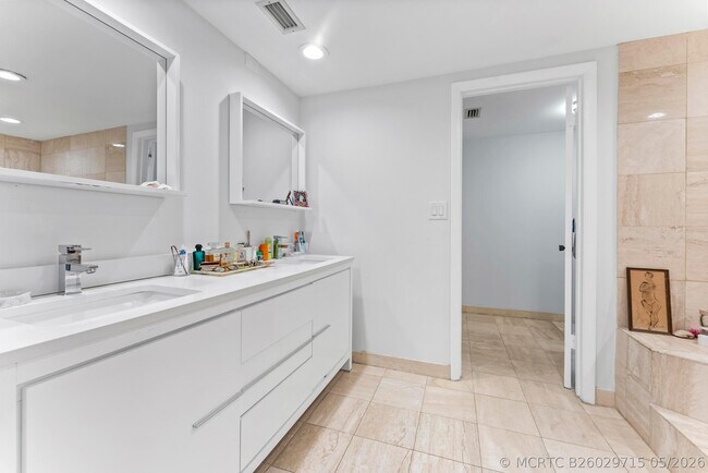 Building Photo - 2155 S Ocean Blvd