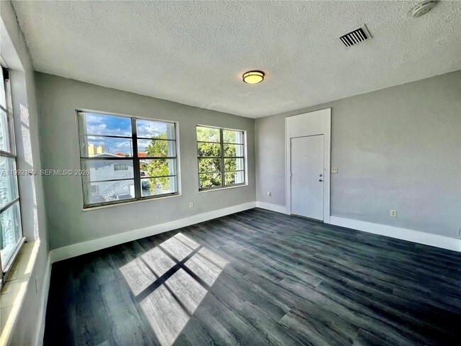 Building Photo - 301 SW 10th Ave