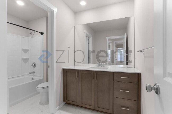 Building Photo - Unit