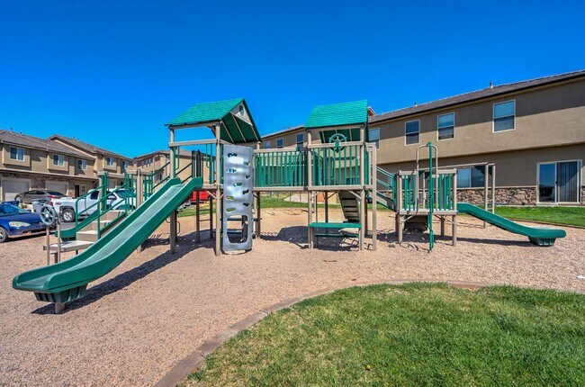 Building Photo - Cozy Townhome with Community Pool