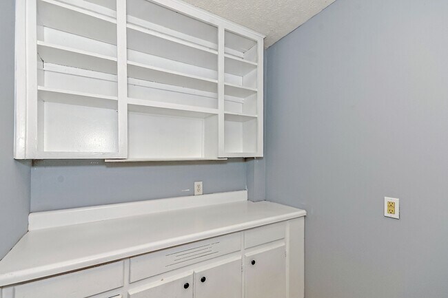 Building Photo - 928 Grenada Dr