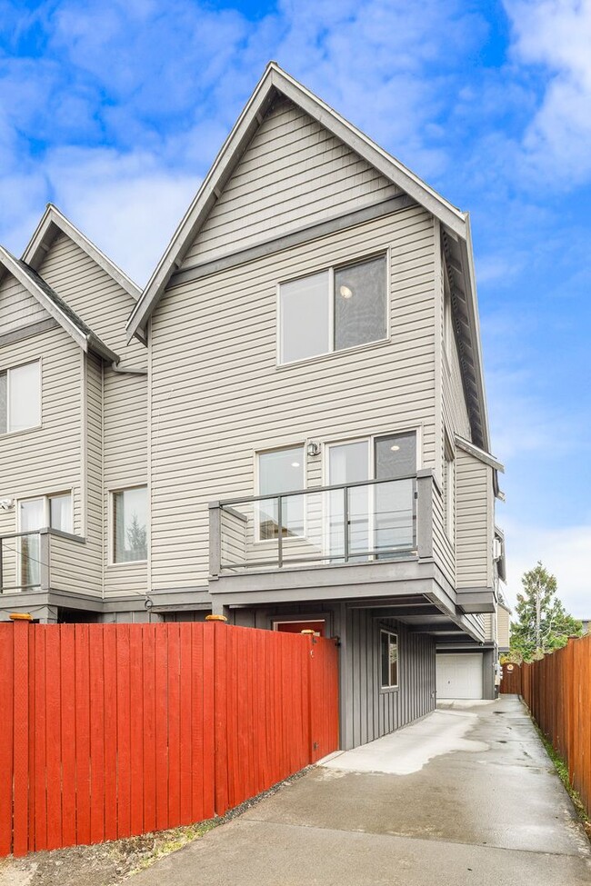 Building Photo - South Seattle 2 Bedroom 1.5 Bath Townhouse - 1 Car Garage