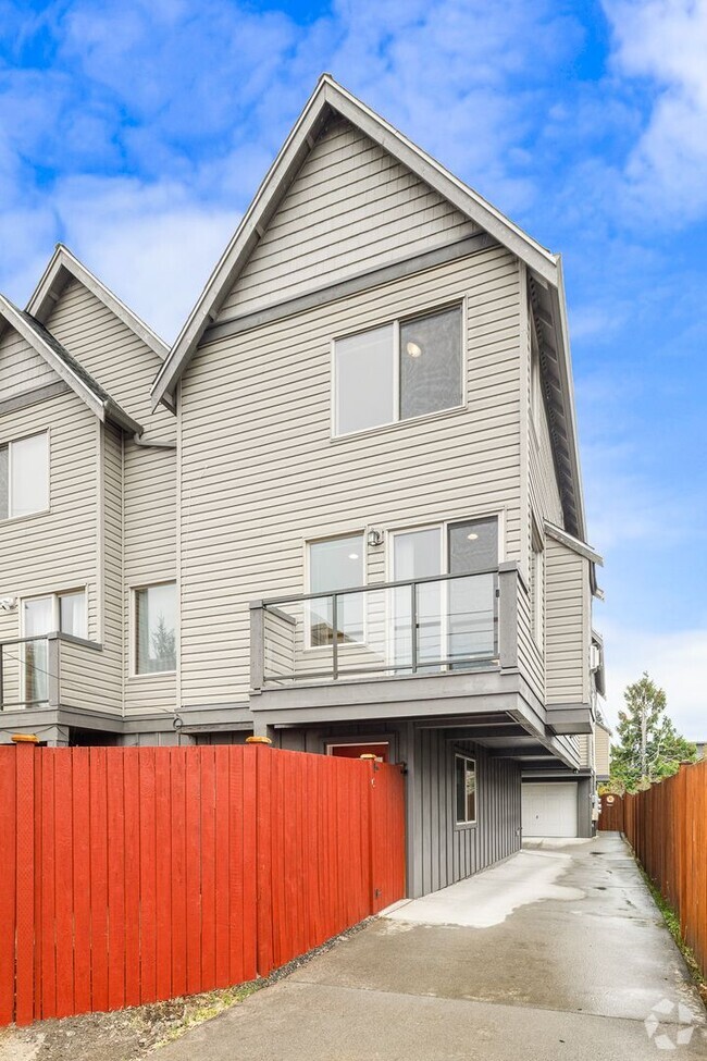 Building Photo - South Seattle 2 Bedroom 1.5 Bath Townhouse...