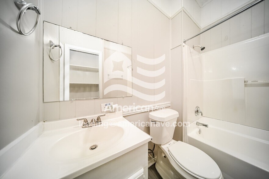 Building Photo - 815 Forrest Ave