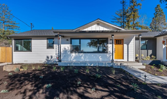 Building Photo - Stunning 3-Bedroom, 2-Bathroom Home in Alt...