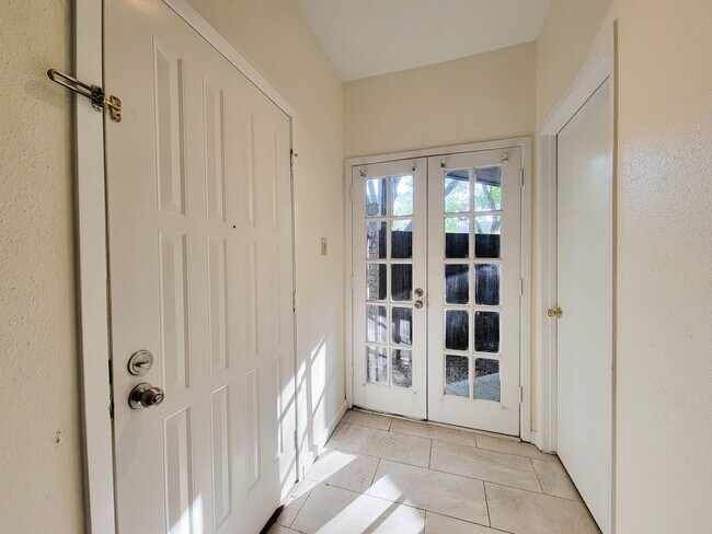 Building Photo - BEAUTIFUL UPDATED 2 BEDROOM 2 BATH CONDO. ...