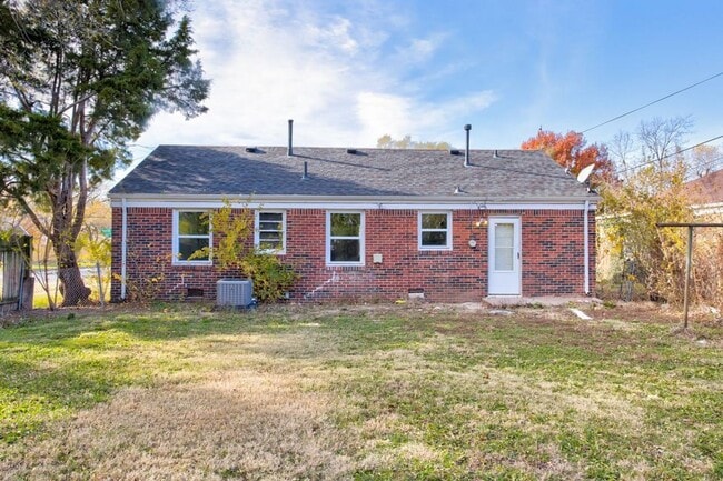 Building Photo - 828 S Apache Dr