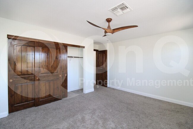 Building Photo - 563 E Krista Way