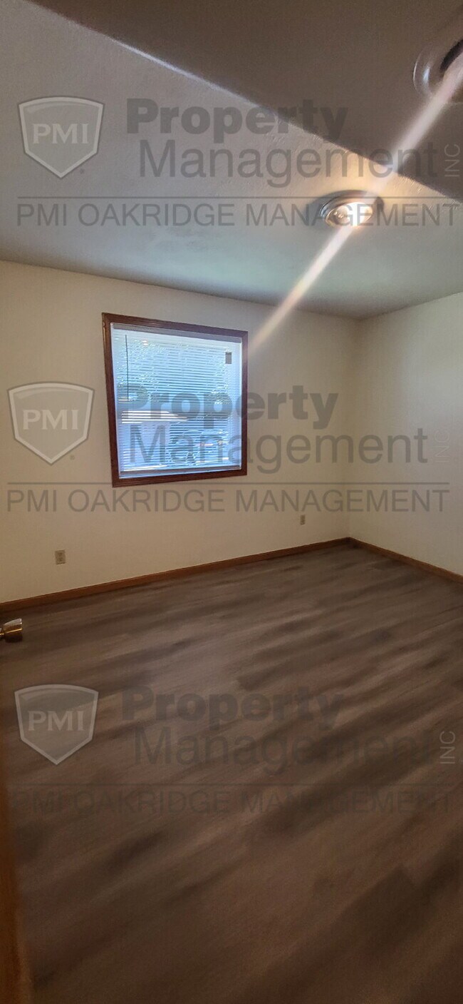 Building Photo - Lower 2 Bedroom Apartment