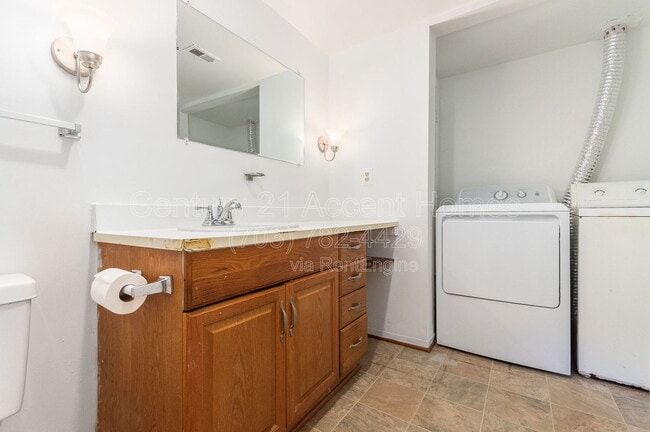 Building Photo - 5805 Royal Ridge Dr
