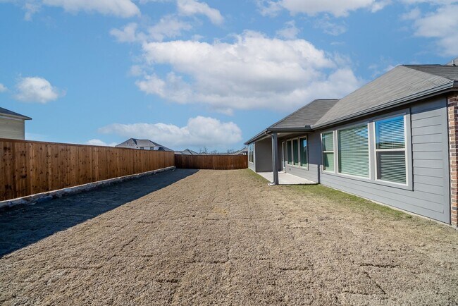 Building Photo - Almost New, Modern Look 4 Bed 3 Bath House...