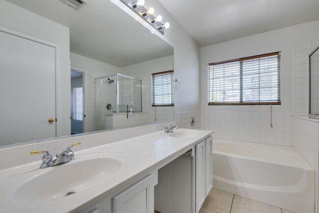 Building Photo - Spacious 4 Bedroom 2.5 Bathroom Home with Covered Patio & Large Backyard