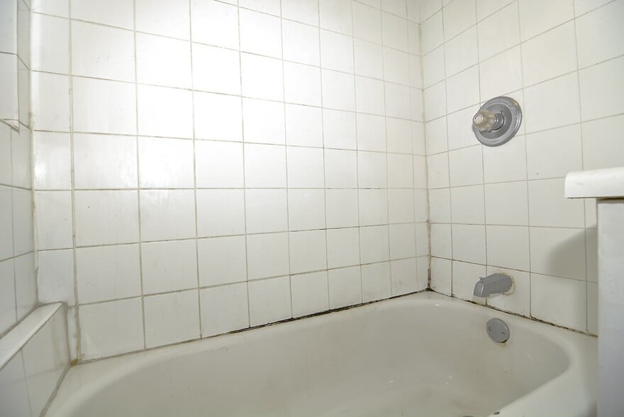 Building Photo - 909 W Dakin