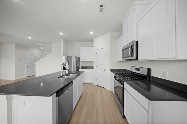 Building Photo - 3844 Pinecrest St