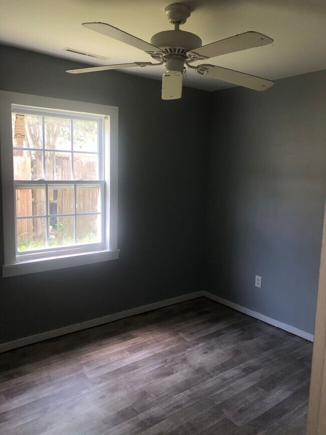 Building Photo - Charming Ranch