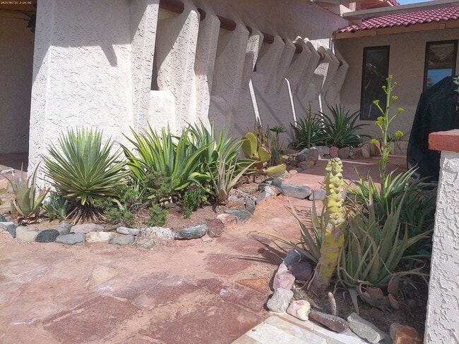 Building Photo - Entertainers Delight Beautiful Pool home Available May 12 to Sept 15, 2026