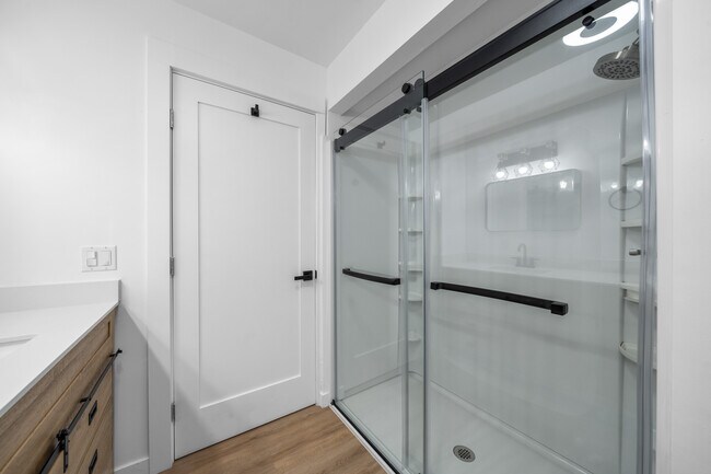 Building Photo - 1537 N Kingsley Dr