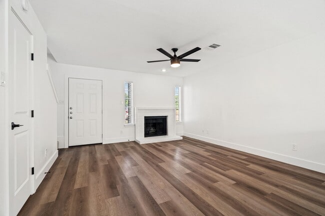 Building Photo - River Crossing Townhome - 2Bd-2.5BA - Redone to the Nines -  W/D - Resort Pool