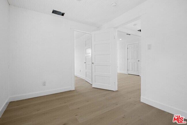 Building Photo - 934 S Mott St