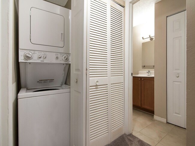 Building Photo - Park Lake — 1 Bed / 1 Bath + Den | Upstairs Condo | Brandon, FL