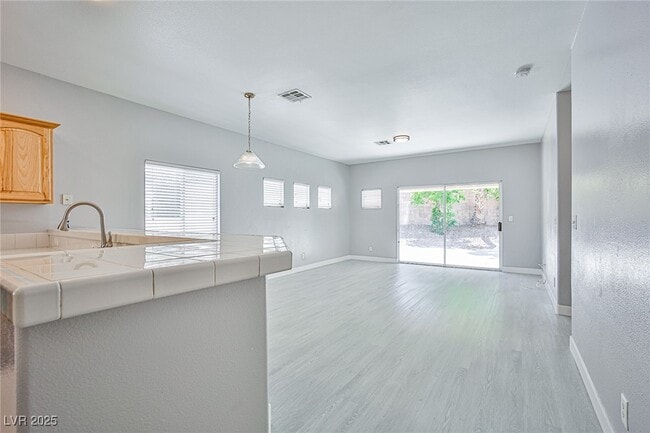 Building Photo - 705 Trixis Pl