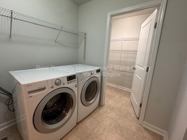 Building Photo - 837 Salem Pointe Pl