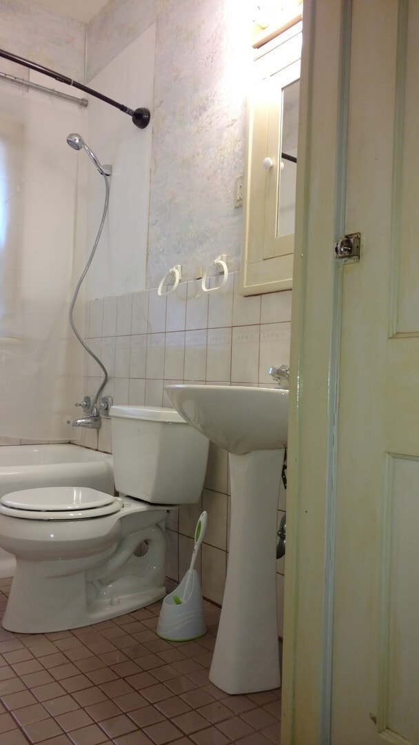 Building Photo - Now leasing for MAY 2026! Check out our 4 bedroom/3 bath house in Cedar Falls!