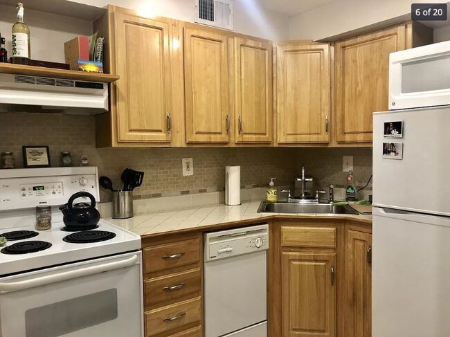 Building Photo - 902 I St SE