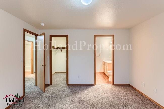 Building Photo - Lovely 3-Bedroom Hillsboro Home with A/C!