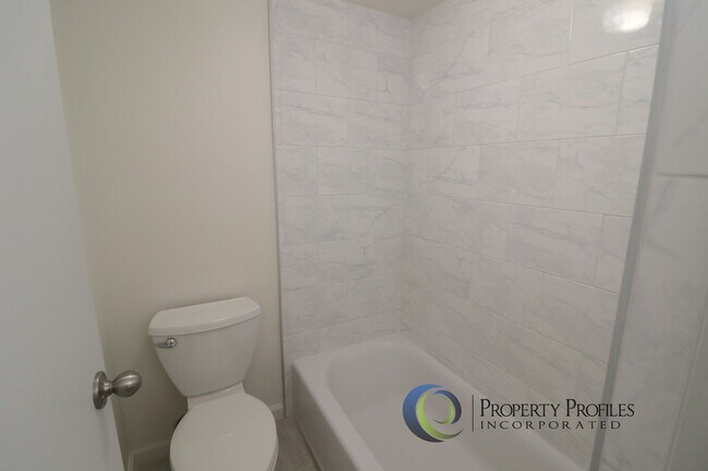 Building Photo - 1 Bedroom 1 Bath unit in The Highlander with 2 Parking - Available June 1st