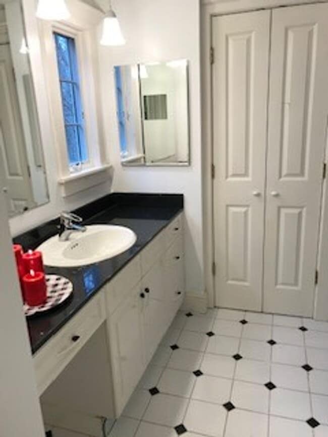 Building Photo - Modern 2Br / 2Ba Cape Style Home in Quiet ...