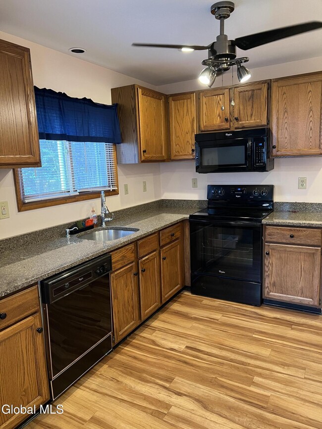 Building Photo - 43 Green Meadow Dr